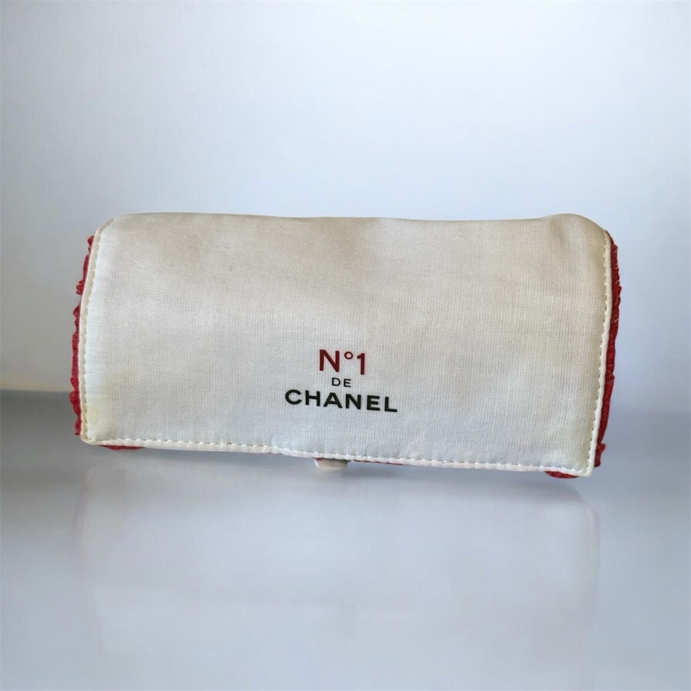 Chanel N°1 de Chanel makeup case or pouch. This item is a GWP.